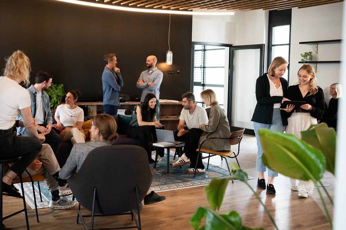 lingoking Mitarbeitende im Büro