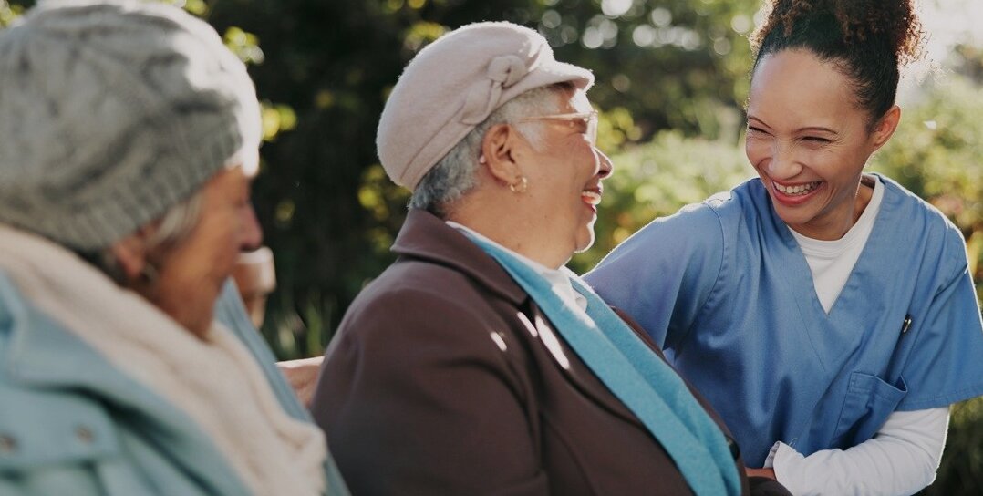 Internationale Fachkraft mit älteren Frauen