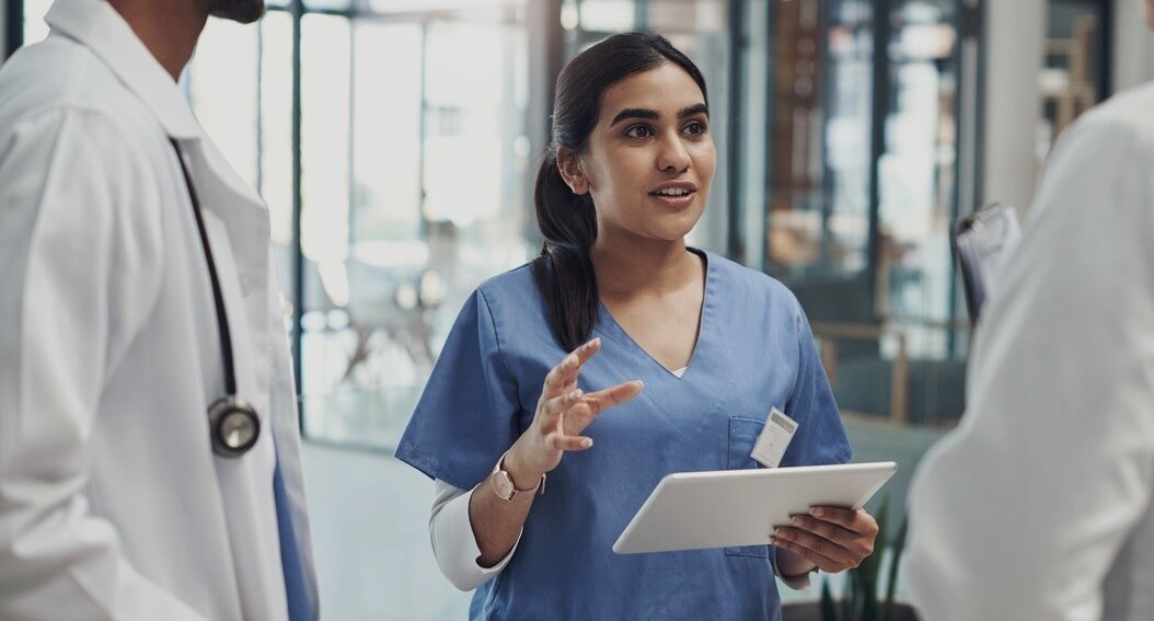 Pflegefachkraft mit zwei Ärzten