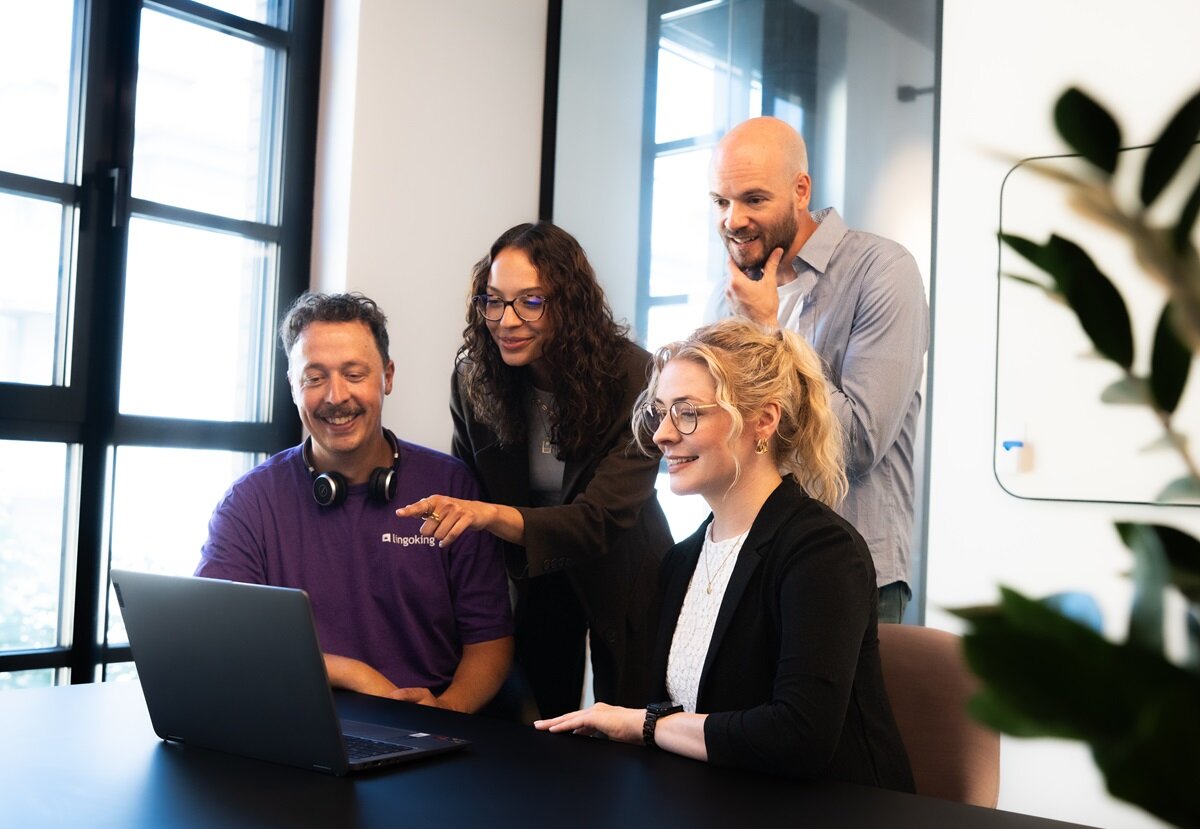 lingoking Mitarbeitenden schauen in Laptop