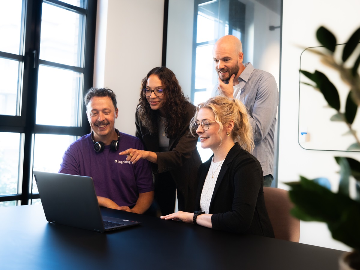 lingoking Mitarbeitenden schauen in Laptop
