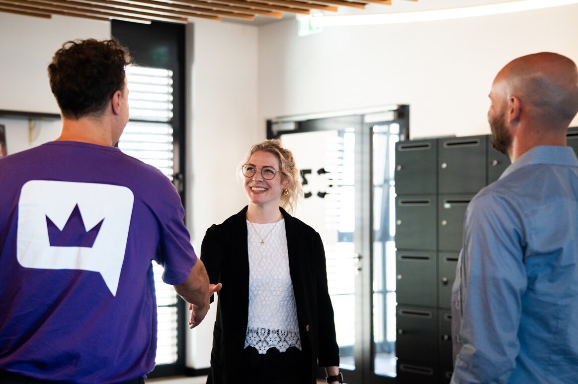 lingoking Mitarbeiter gibt einer anderen Person die Hand