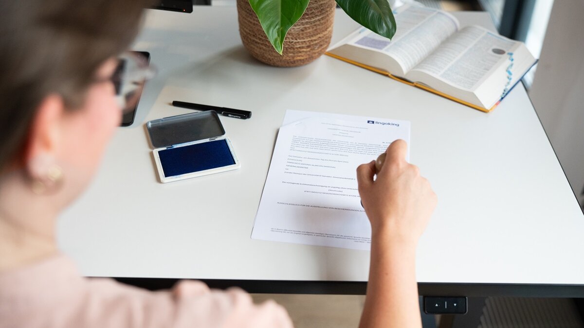 Übersetzerin stempelt beglaubigte Übersetzung