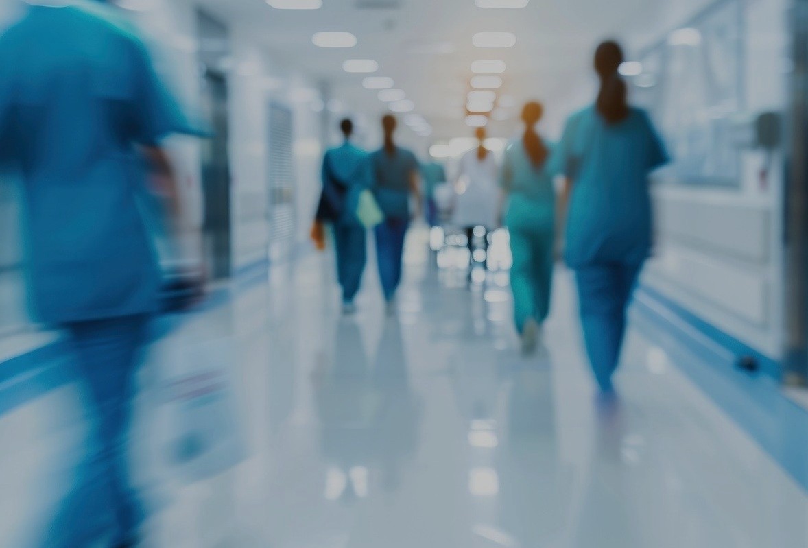 Pflegepersonal in Klinikflur