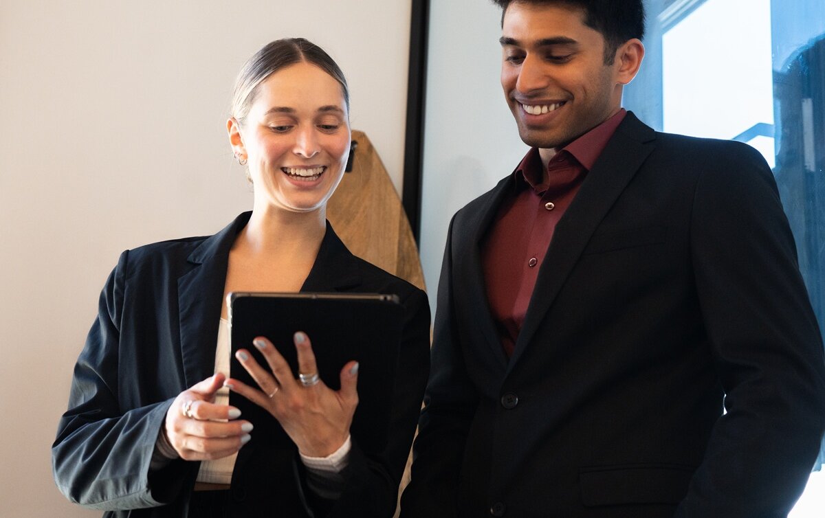 Zwei Personen schauen auf Tablet