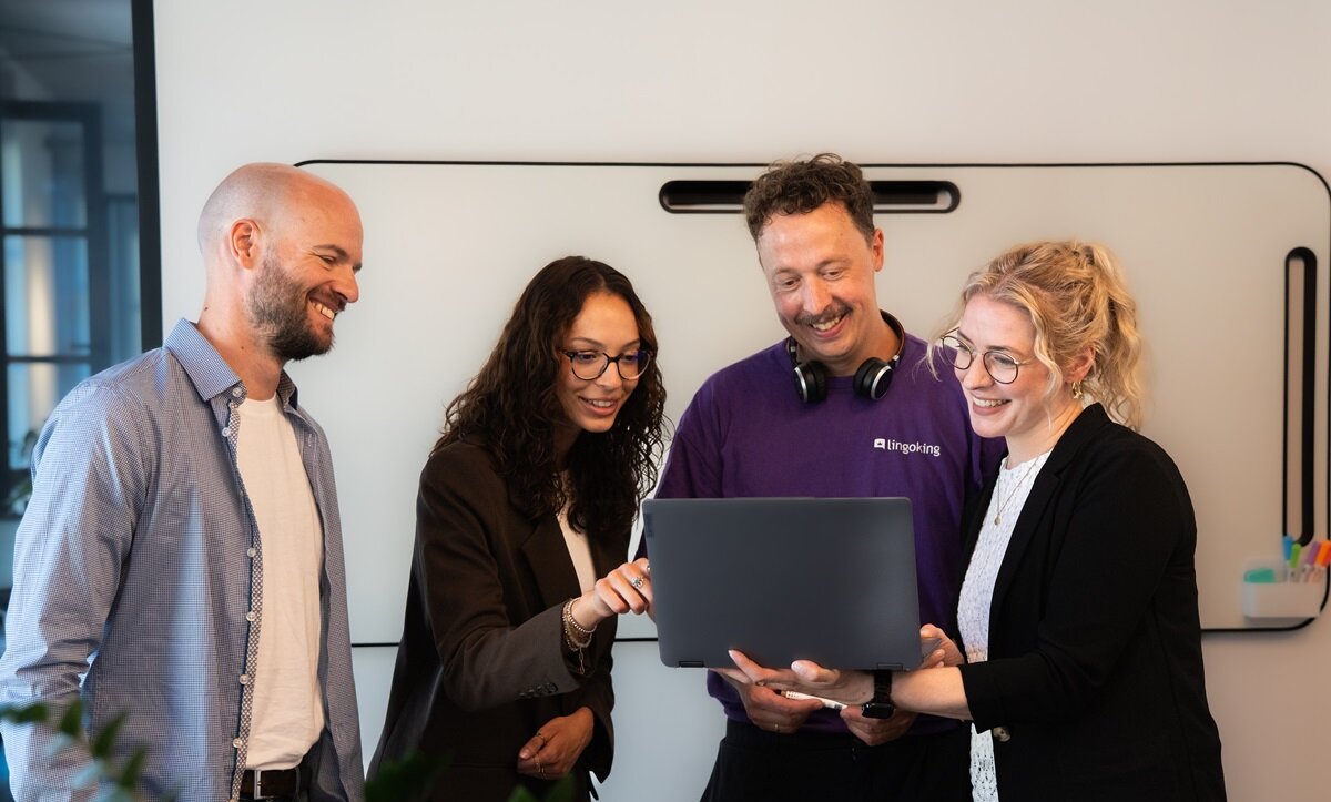 Personengruppe schaut gemeinsam in Laptop