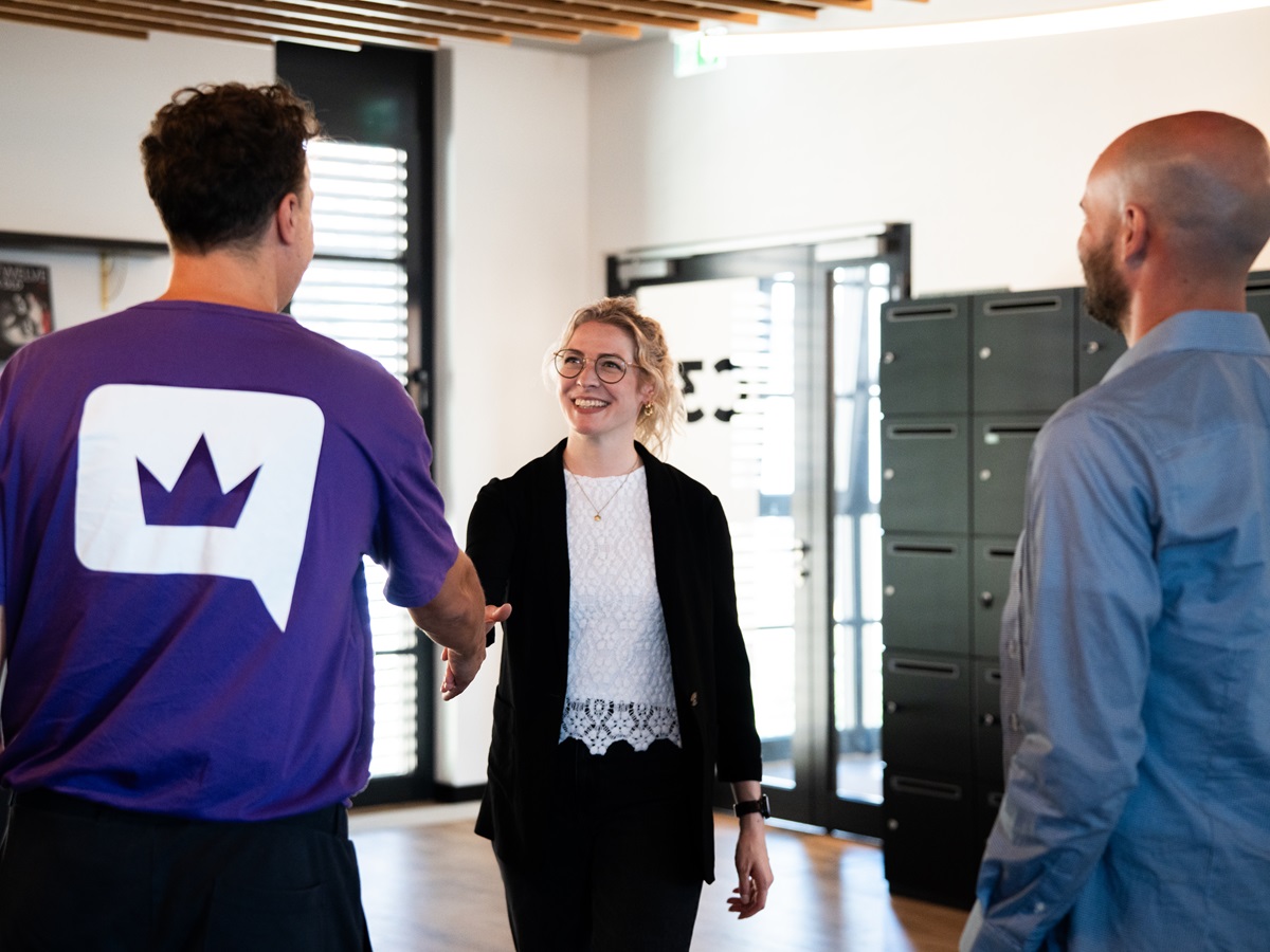 Zwei Personen geben sich die Hand