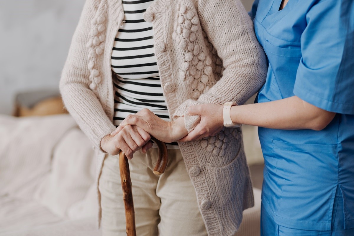 Älterer Mensch mit Krankenpflegerin