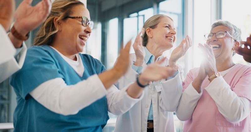 Pflegekräfte applaudieren