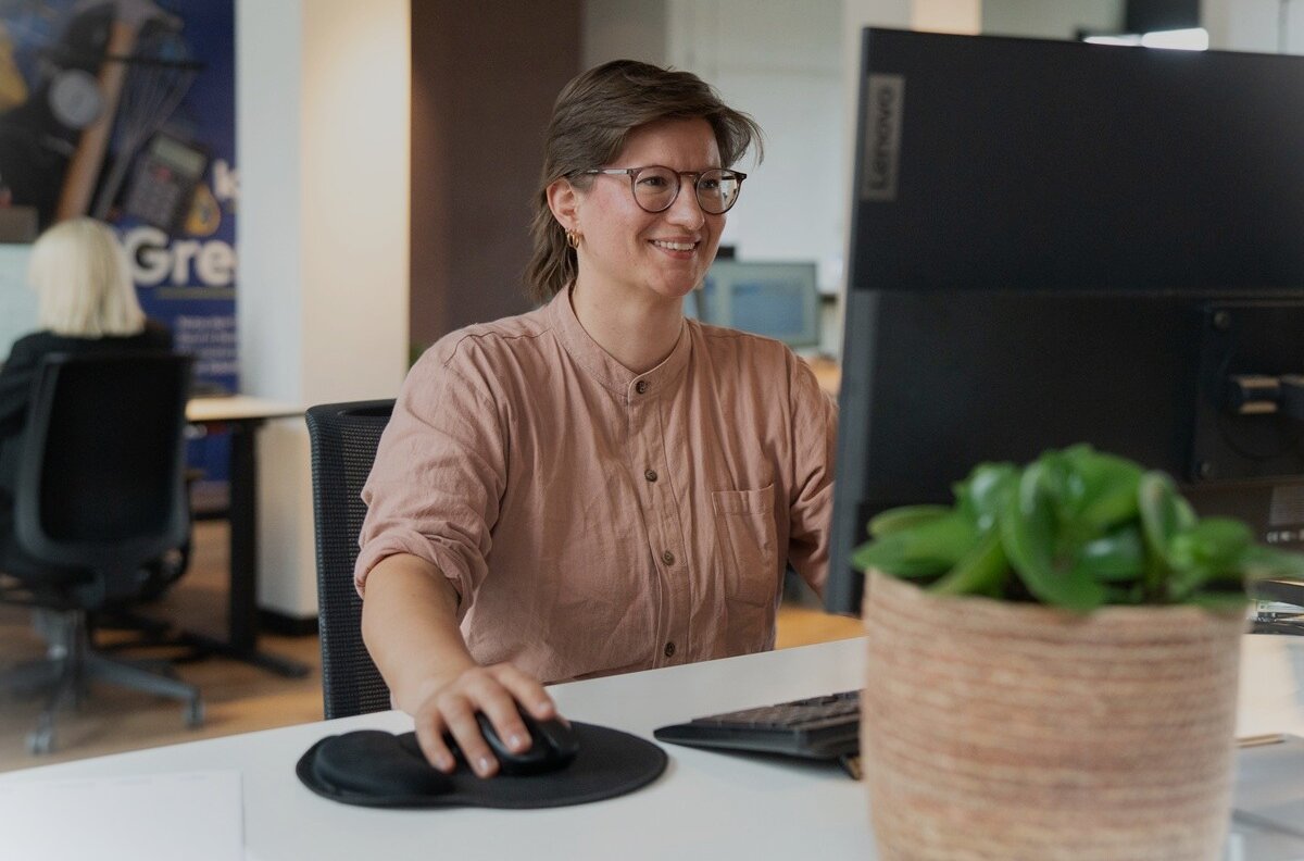 Übersetzerin sitzt am PC